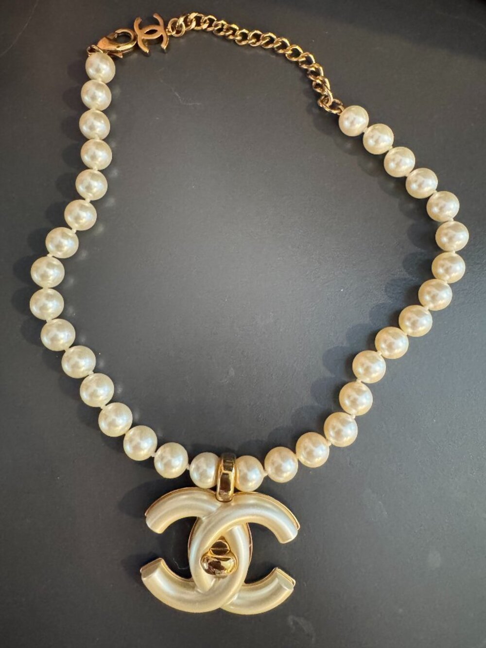 Chanel Oversized Pearl Turnlock Necklace Metiers D'art 24A Manchester New in Box - Picture 1 of 8